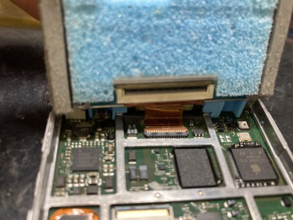 iPodClassic　HDD接続部分のラッチ