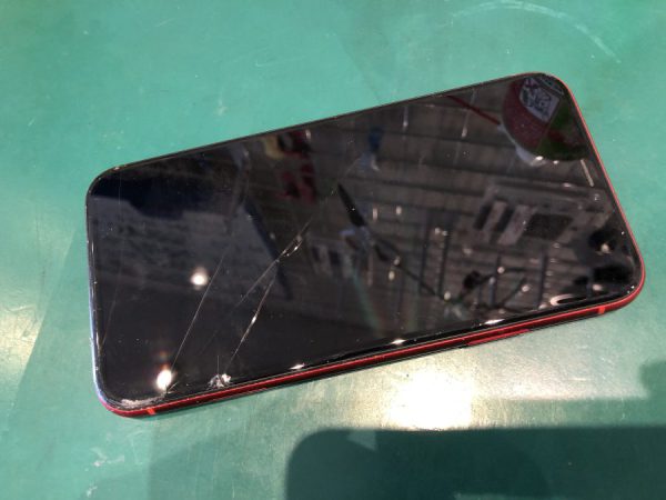 iPhone8 画面割れ