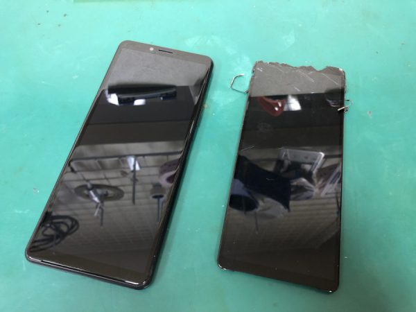 スマートフォンの画面が新しい部品と交換されました。