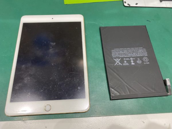 iPadminiとバッテリーが並んでいます。