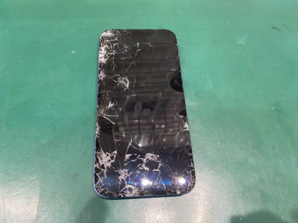 画面が割れたiPhone13が置いてあります。