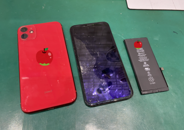 iPhone11の本体、画面(フロントパネル)、バッテリーが左から並んでいます。