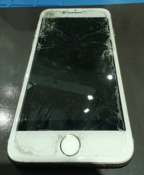 iPhone8（アイフォンエイト）の画面修理のご依頼、ありがとうござい