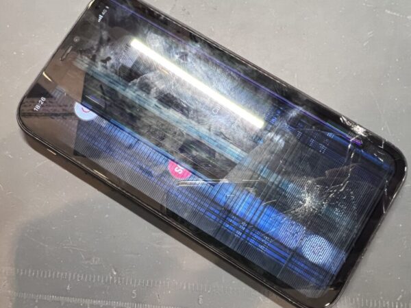 iPhone12(アイフォン) 多数横に線が入っている画面