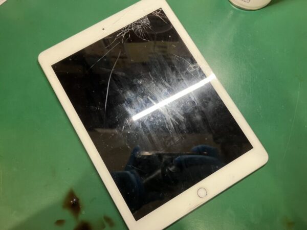 ガラスが割れたiPad 第6世代