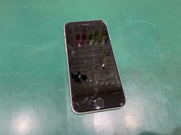 iPhoneSE2画面割れ