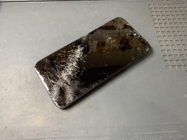 iPhone13（アイフォン）のガラス画面交換