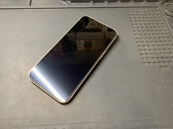 アイフォン11プロのフィルムの張り替え