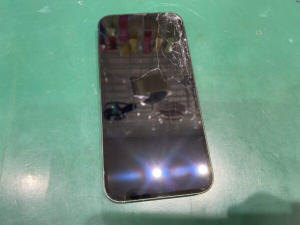 iPhone13画面修理前