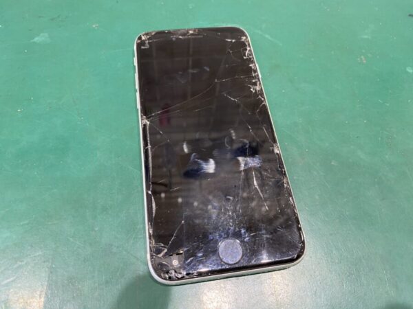 iPhoneSE2 （第二世代）画面割れ