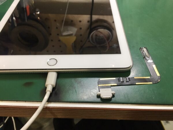 充電が出来ないiPad第6世代のコネクタ交換