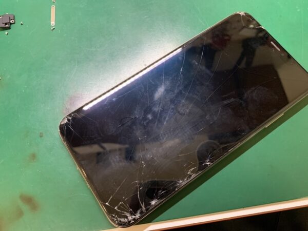 アイフォンテンエスマックスのガラス交換