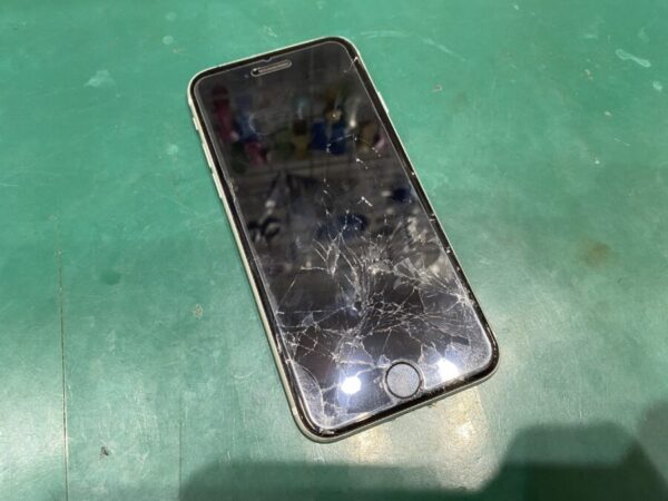 iPhoneSE2 (第2世代) 画面割れ