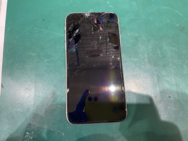 iPhone11 画面割れ　液晶破損