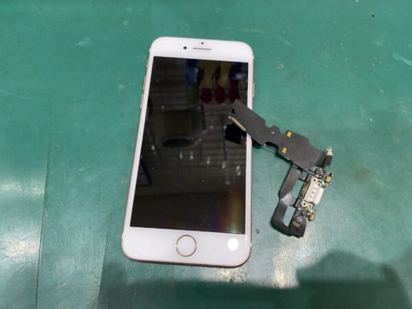 iPhone7 充電コネクター　交換修理