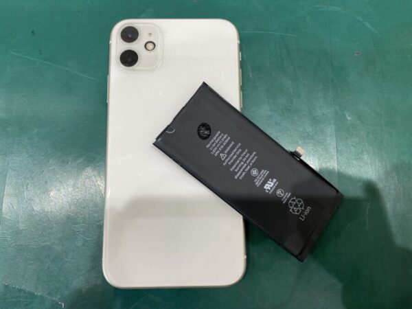 iPhone11のバッテリー交換後の写真です。