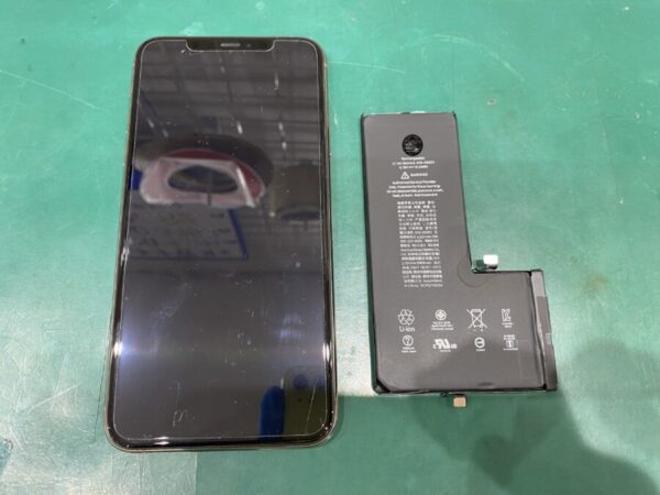 iPhone11Proのバッテリー交換修理後の写真です。