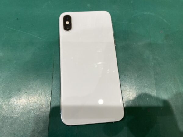 iPhoneXS バックパネル交換前後の画像です