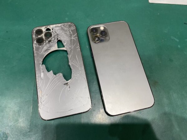 iPhone12Proの背面ガラス（バックパネル）交換後の写真です