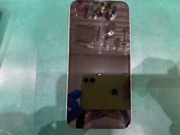 iPhone13の画面故障です画面が真っ暗で何も映りません。