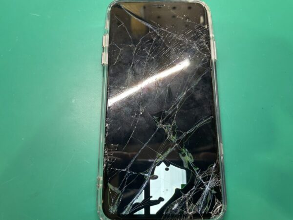 アイフォンテンエスマックス　液晶は損、画面割れ