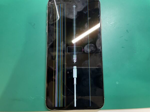 アイフォンイレブン液晶破損、ガラス割れ