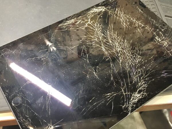粉々にガラスが割れているiPad第8世代の交換修理を行いました!!!