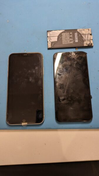 画面交換とバッテリー交換後のアイフォン11と、交換前の上部がバリバリに割れてしまった画面と、元々入っていた減りの早いバッテリーの写真です。
