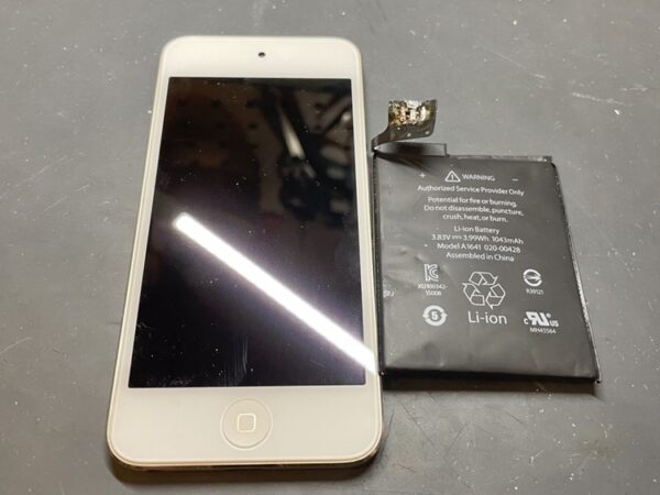 「iPod touch 6」のバッテリー交換を行いました。