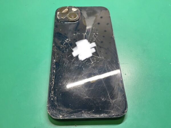 「iPhone14」の背面ガラスの交換を行いました！！