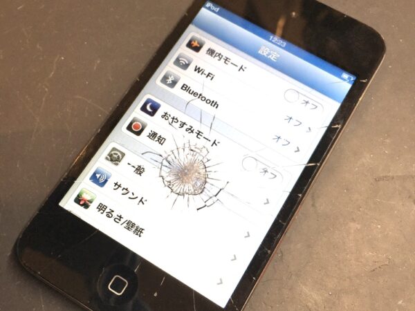 「iPod touch 4（アイポッド タッチ）」の割れた画面の交換を行いました。