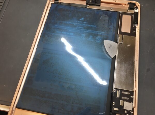 「iPad6 」持ちが悪くなったバッテリーの交換修理を行いました！！