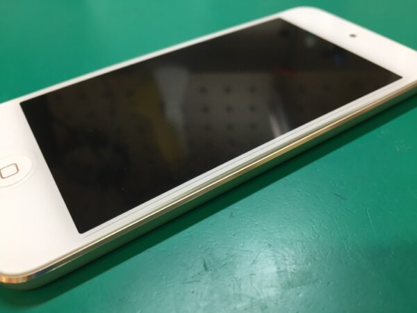 「iPod touch 6」の膨張バッテリーの交換を行いました。
