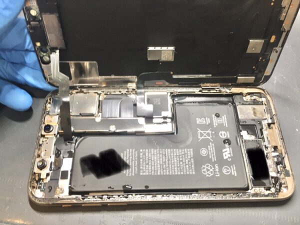 「iPhone XS」の水没した端末の復旧作業を行いました。