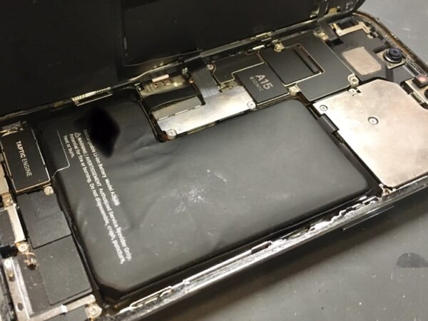 「iPhone 13Pro」膨張してしまったバッテリーの交換を行いました。