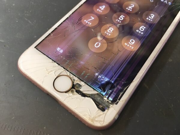 端末内部が露出している「iPhone 7（アイフォン）」の画面交換を行いました！！