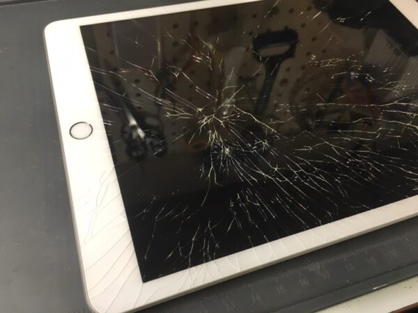 「iPad7 」ガラスが割れてしまったiPadの画面交換を行いました！！