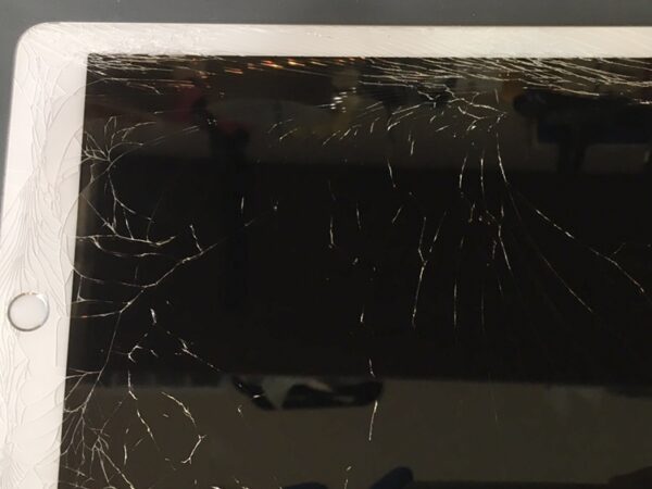 「iPad6」ガラスが割れてしまったiPadの画面交換を行いました！！
