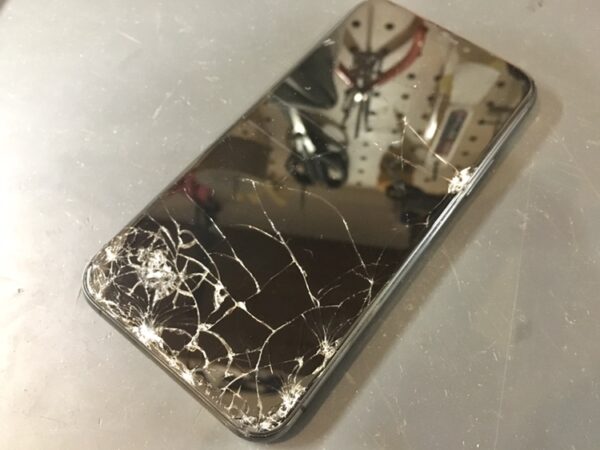画面が割れて表示がおかしくなっている「iPhone 11Pro（アイフォン）」の画面交換を行いました！！