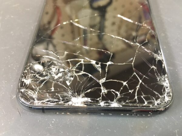 画面が割れて表示がおかしくなっている「iPhone 11Pro（アイフォン）」の画面交換を行いました！！