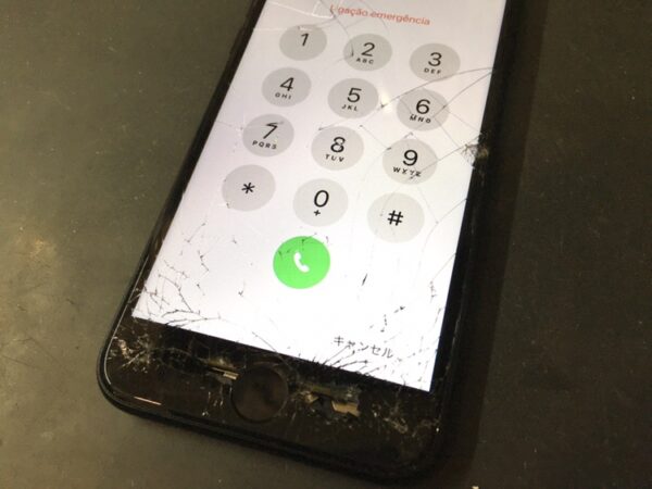 端末内部が露出している「iPhoneSE3」の画面交換を行いました！！