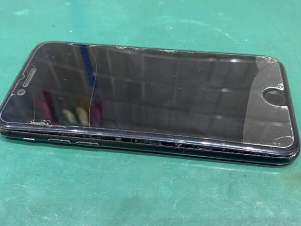 iPhone7 バッテリー膨張