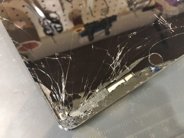 ガラスパネルが割れて破片があっちこっちに。「iPad 第9世代」ガラスパネルの交換を行いました。
