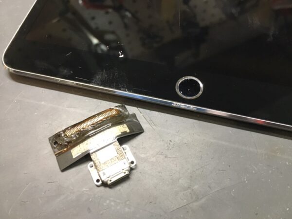 充電が出来なくなった「iPad Pro10.5 」の充電コネクタの交換を行いました！