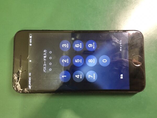 ガラスが割れ内部が露出しかけている「iPhone SE2 」の画面交換を行いました!