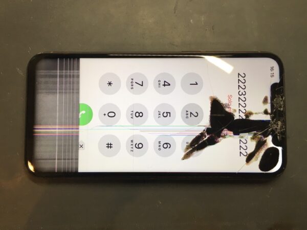 ガラスが割れ内部が露出しかけている「iPhone SE2 」の画面交換を行いました！