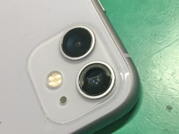「iPhone11」背面カメラのレンズ割れ修理を行いました。