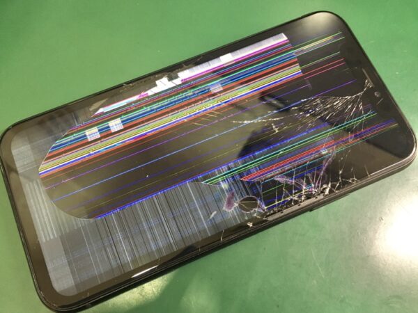 本体の反応は有るけど画面が壊れてしまっている「iPhone XR 」の画面の交換を行いました！