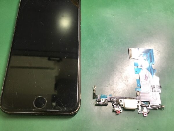 充電が不安定になってきた「iPhoneSE第2世代 」の充電コネクタの交換を行いました！