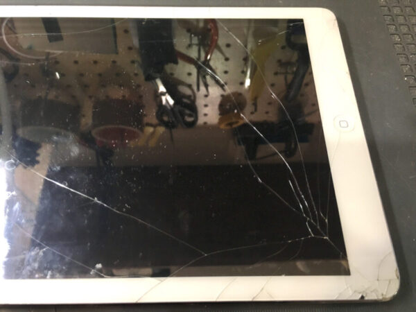 「iPad Air」の画面のガラス交換を行いました。